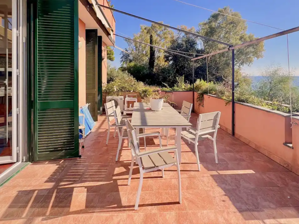 AZ 4 Waterfront flat with breathtaking views, Piani d'Invrea, Varazze