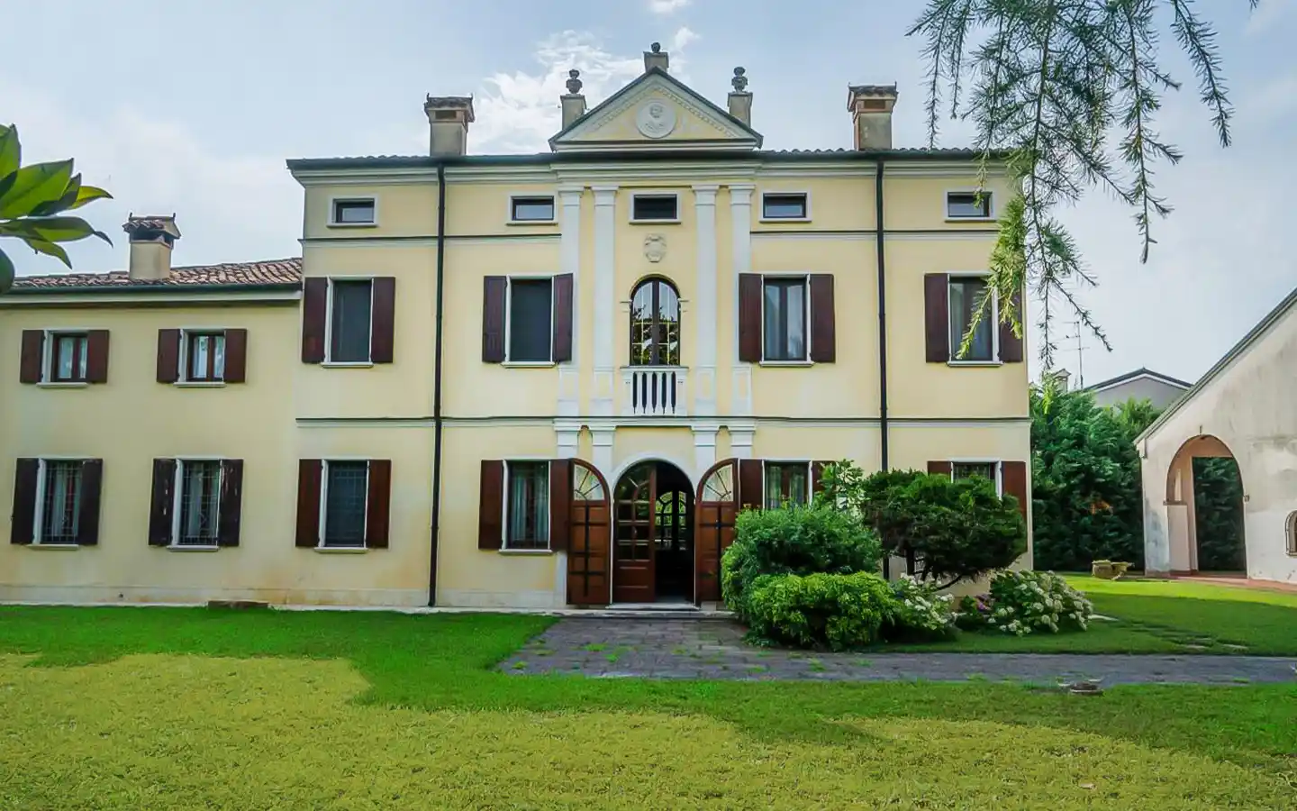 Exklusivt historiskt hus med stor park och pool nära Mantua