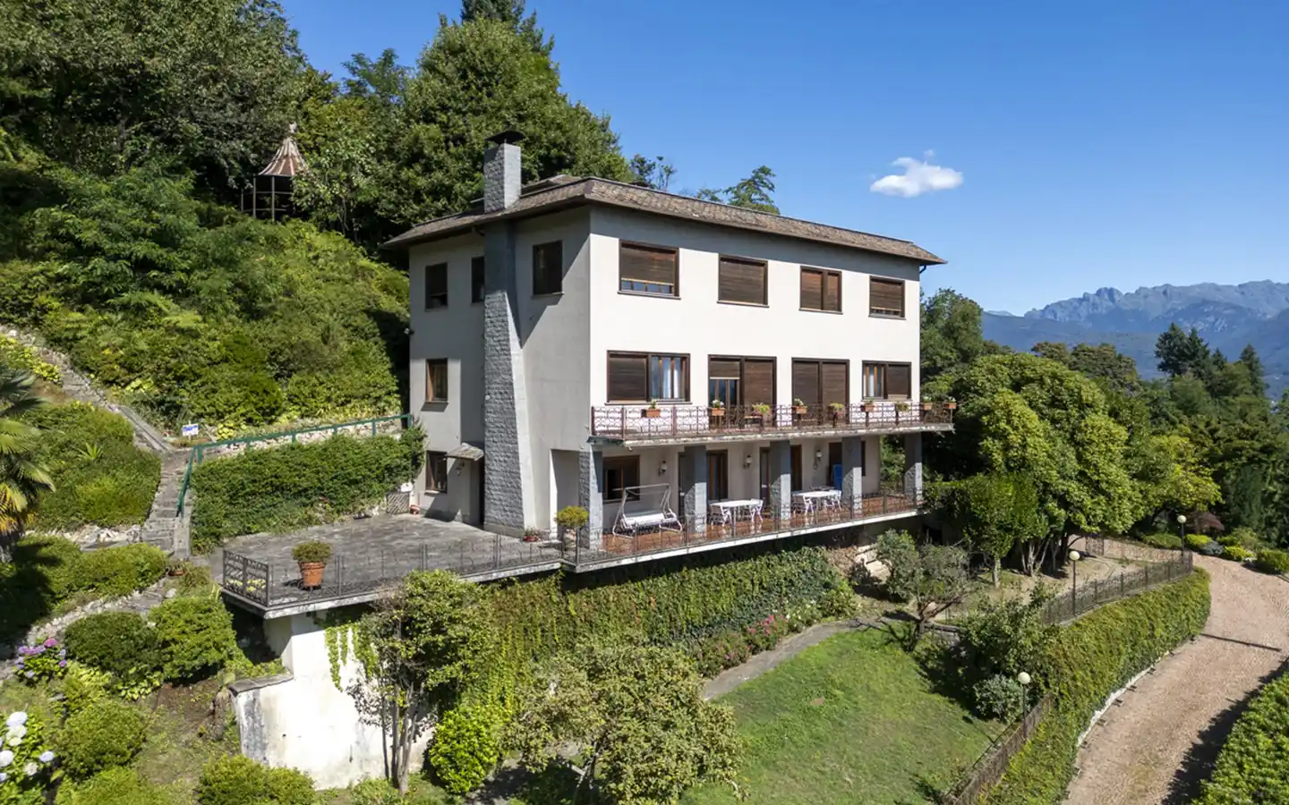 Panoramische villa met uitzicht op de Golf van Borromea en toegang tot het meer in Stresa
