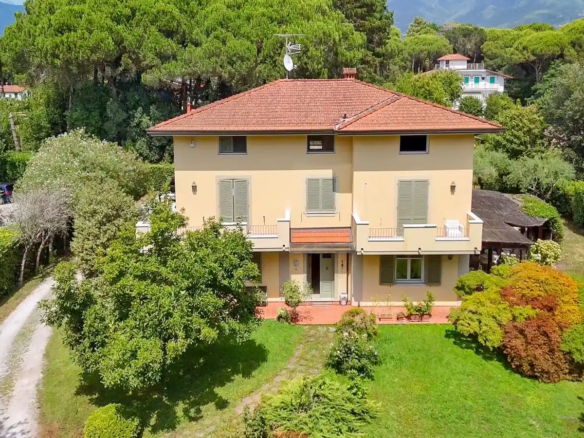 IB 759 Villa med have i Massa