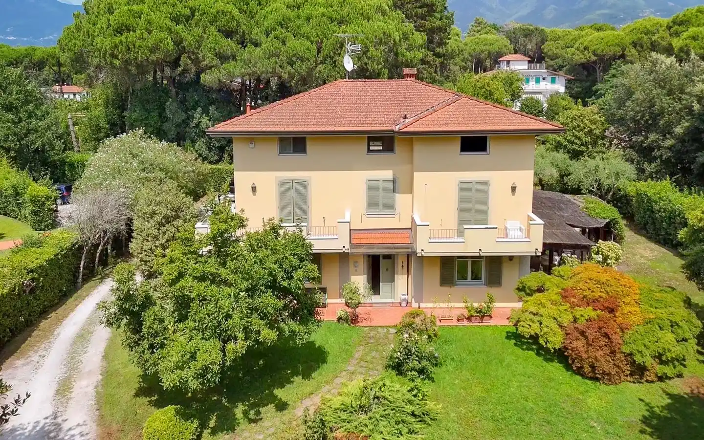 Villa With Garden Just A Step Away From The Sea In Versilia