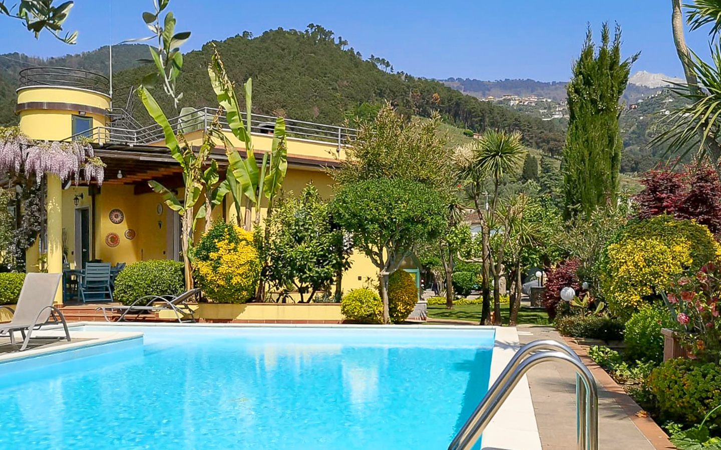 Moderne designvilla med basseng i Versilia