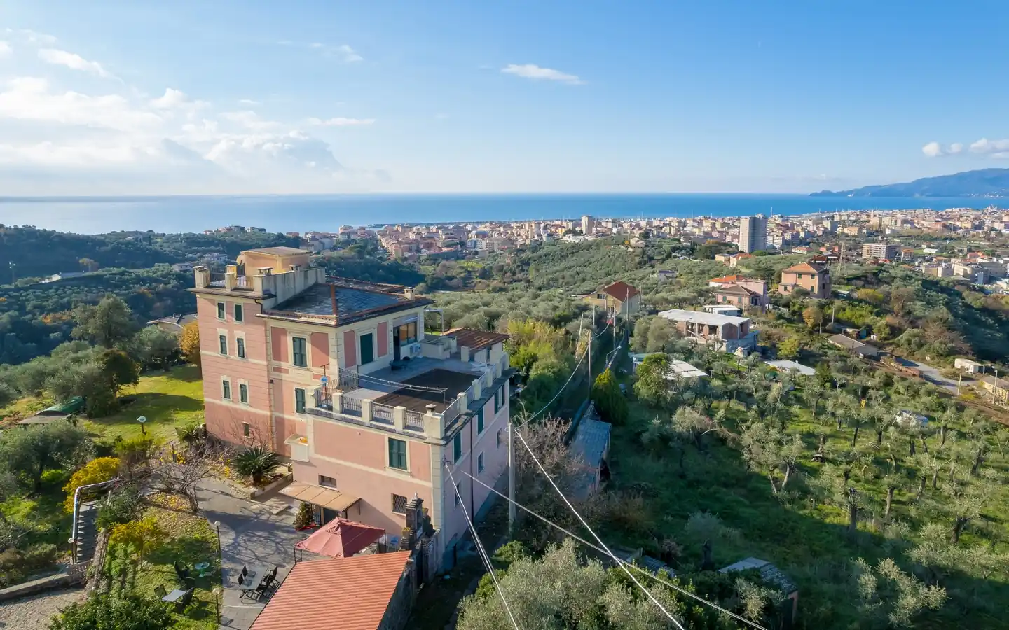 Villa op een dominante positie in Lavagna met panoramisch uitzicht op zee