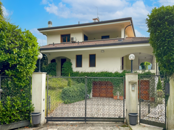 IB 766 Villa med hage i Como