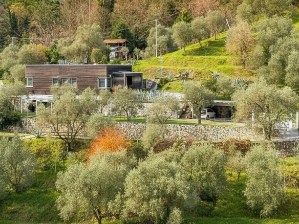 IB 769 Villa moderna nel verde a Vezzano Ligure
