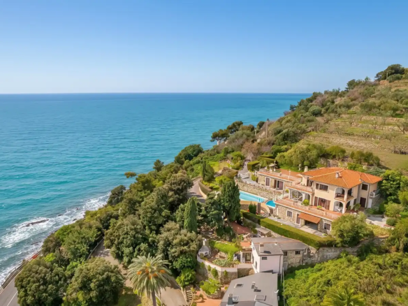 IB 770 Villa vista mare con piscina a Imperia