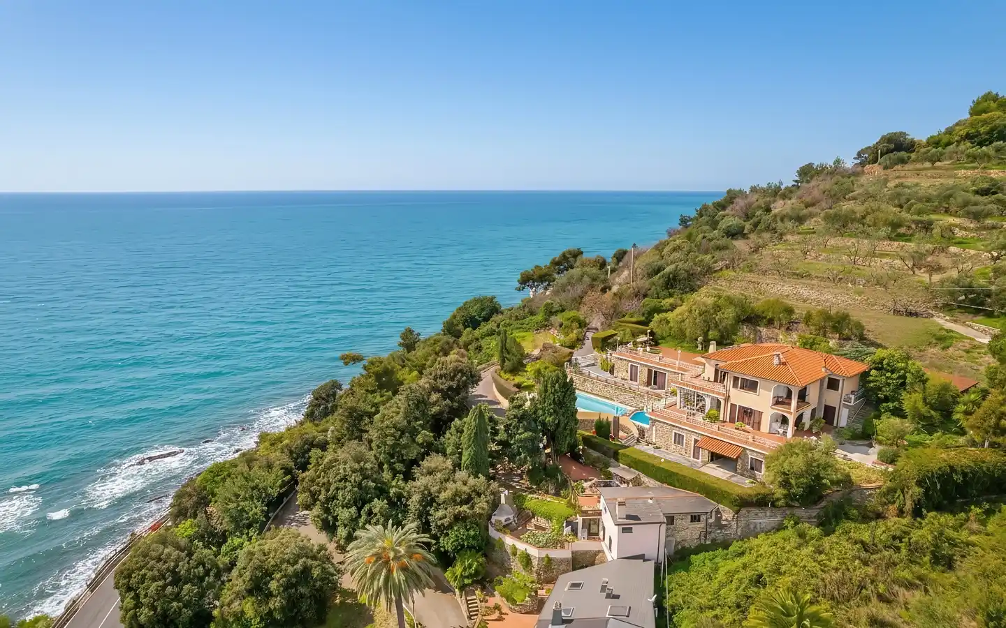 IB 770 Sea view villa with pool in Imperia