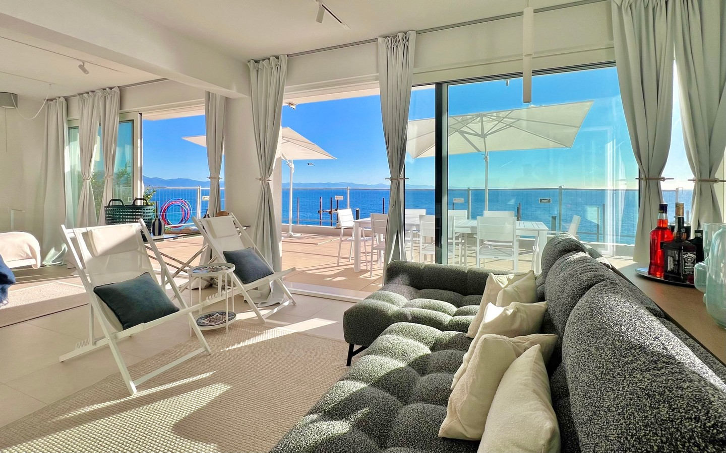 Eksklusiv lejlighed ved havet med terrasse og direkte adgang til stranden i Bergeggi