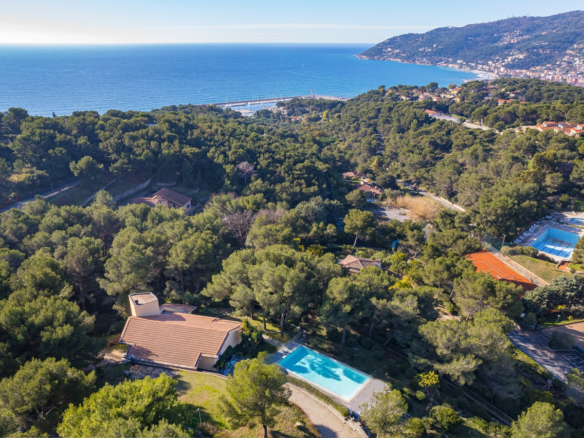 IB 783 Villa Contemporanea con Parco e Vista Mare Andora
