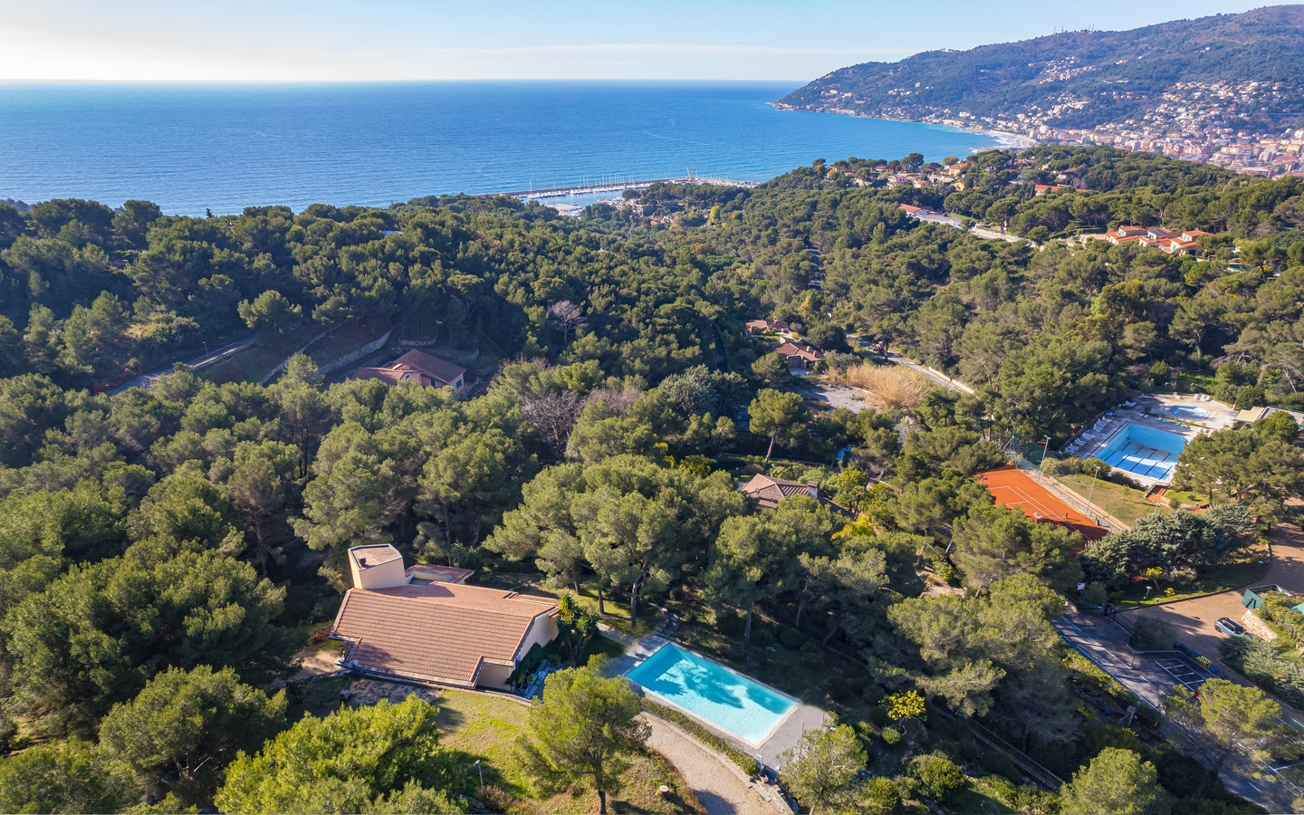 Współczesna willa z widokiem na park i morze, Andora Pinamare, Savona