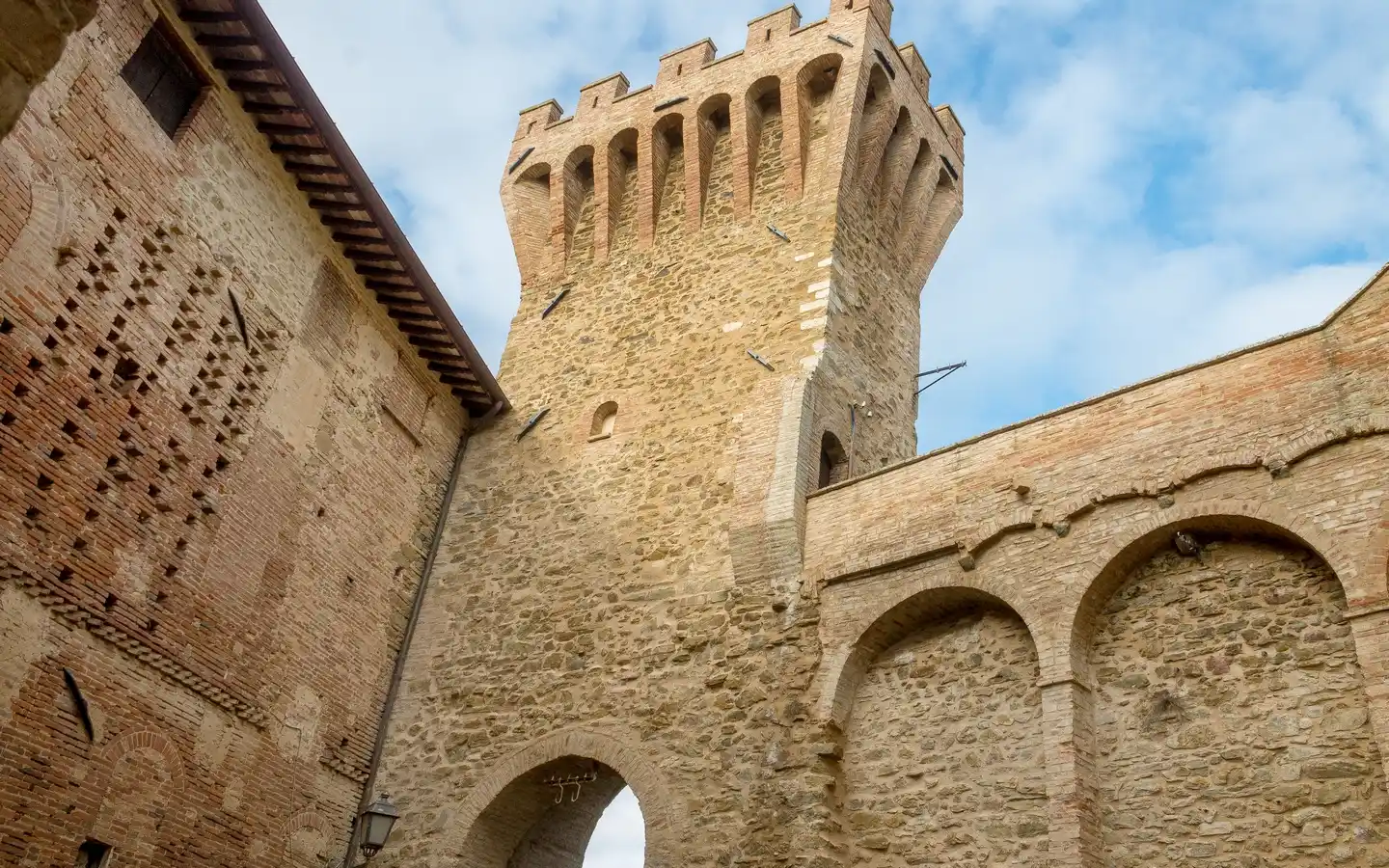 Charmantes mittelalterliches Schloss mit Turm im Tal von Nestor, Sant'Apollinare