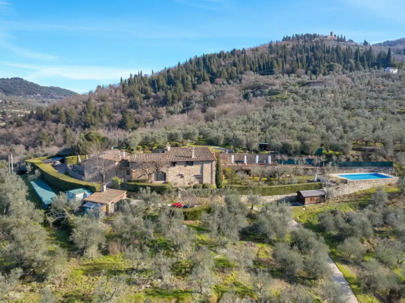 IB 779 Villa con piscina nella campagna fiorentina