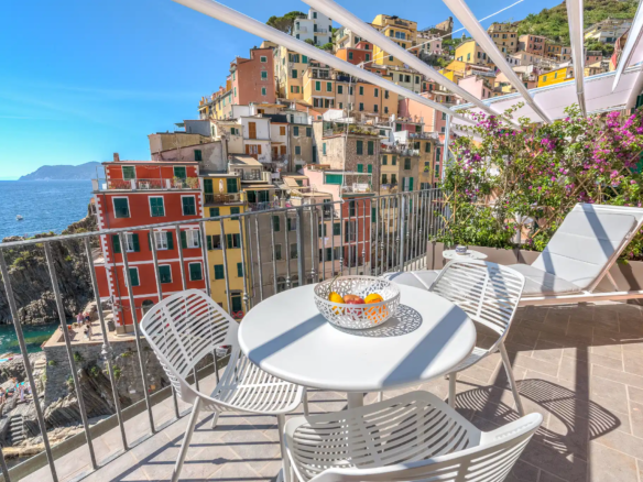 IB 787 Appartamento fronte mare con terrazza a Riomaggiore