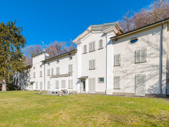 IB 795 Villa storica con parco e piscina a Villa di Serio