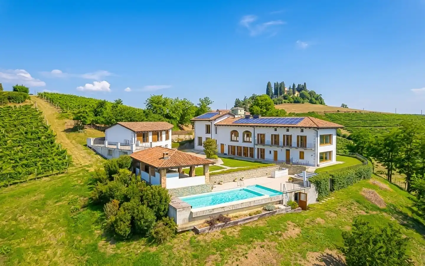 IB 801 Casale con vigneti e piscina nel Monferrato