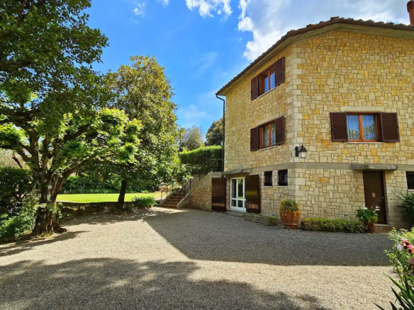 IB 803 Villa med hage og basseng i Cetona (1)