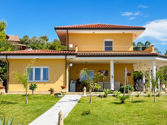 Brand new detached villa with swimming pool for sale a few kilometres from Tropea