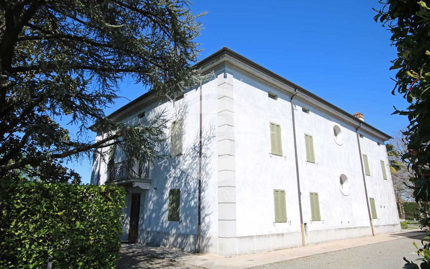 Herregårdsvilla med avhengighet og privat park på 5500 m² noen få minutter fra Parma