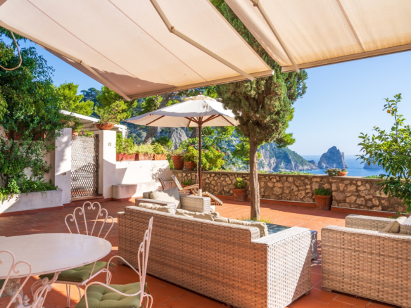 Appartement met panoramisch terras over de Faraglioni en parkeerplaats, Capri