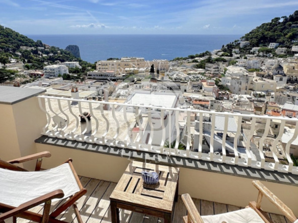 Elegant renoverad bostad med terrass och panoramautsikt, Capri