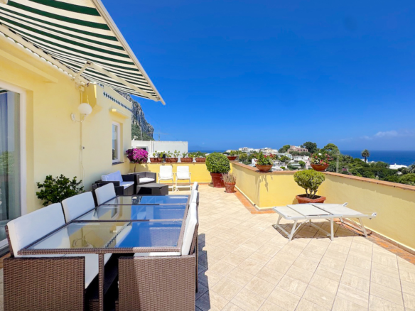 Licht Appartement met Panorama, Terras en Zeezicht, Sorrento Schiereiland en Baai van Napels