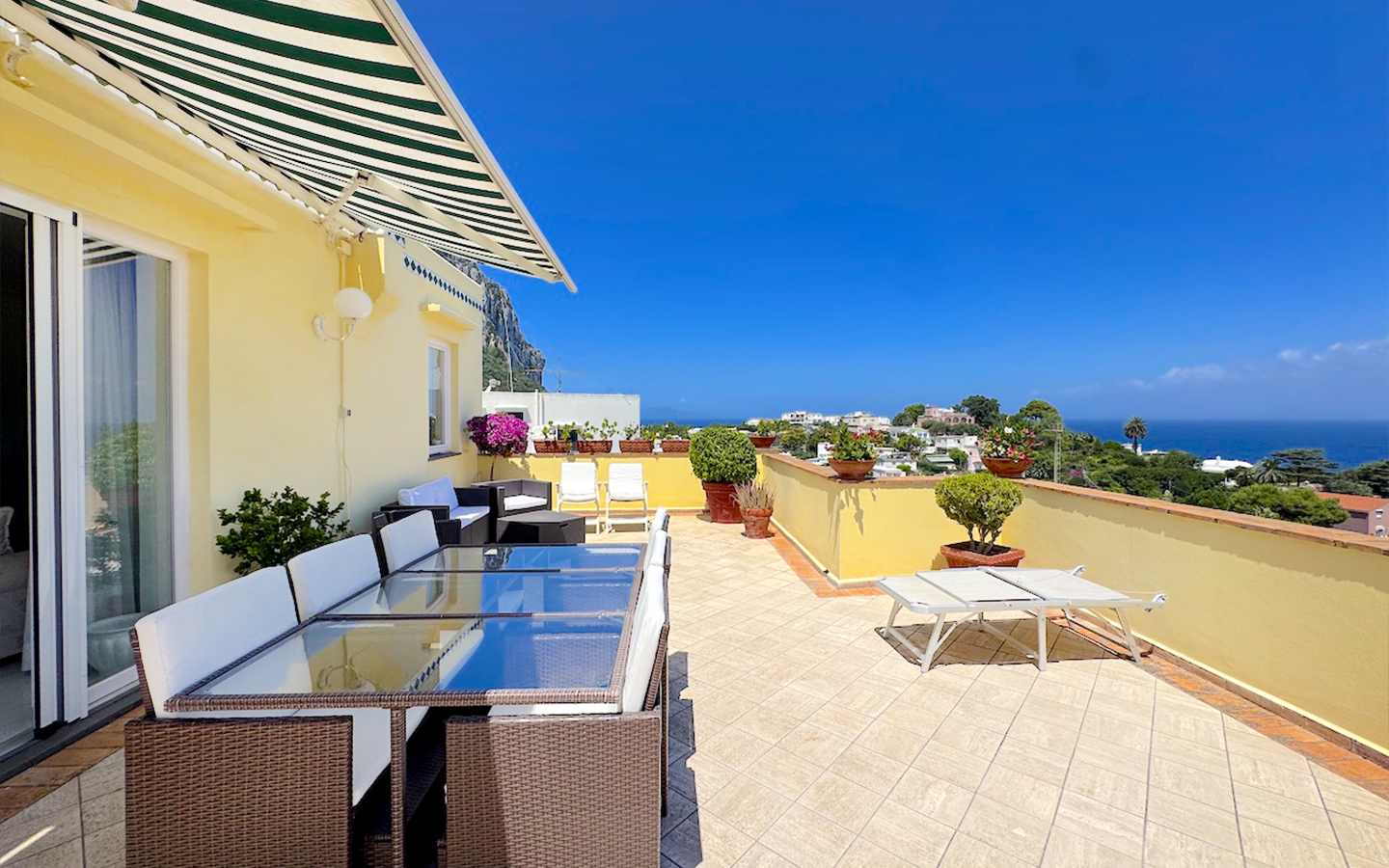 Helle Panoramawohnung mit Terrasse und Meerblick, Halbinsel von Sorrent und Bucht von Neapel