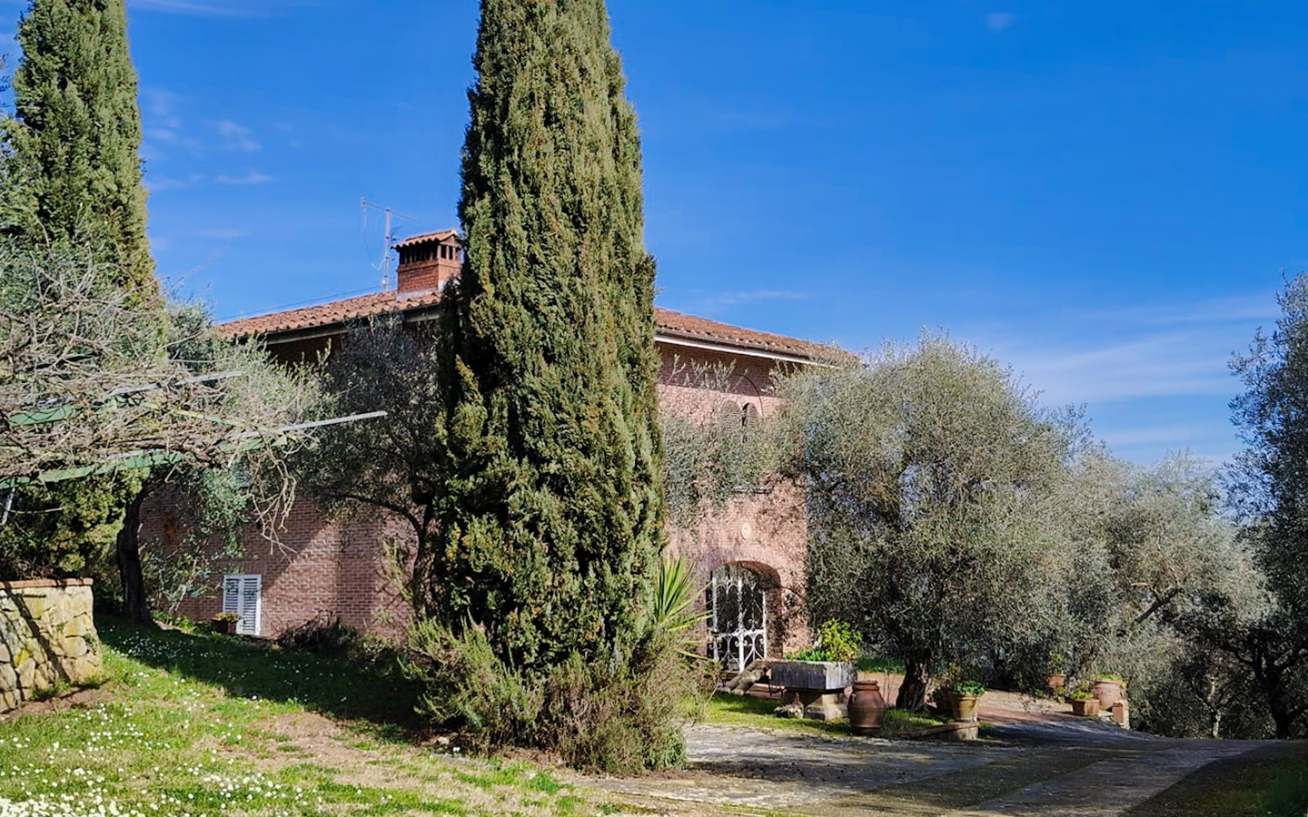Villa Panoramica på kullarna runt Lucca med olivlund och utsikt över staden