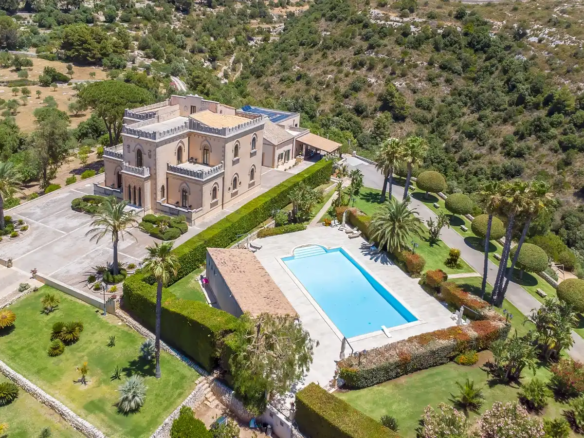 IB 812 Prestigiosa villa con piscina a Noto