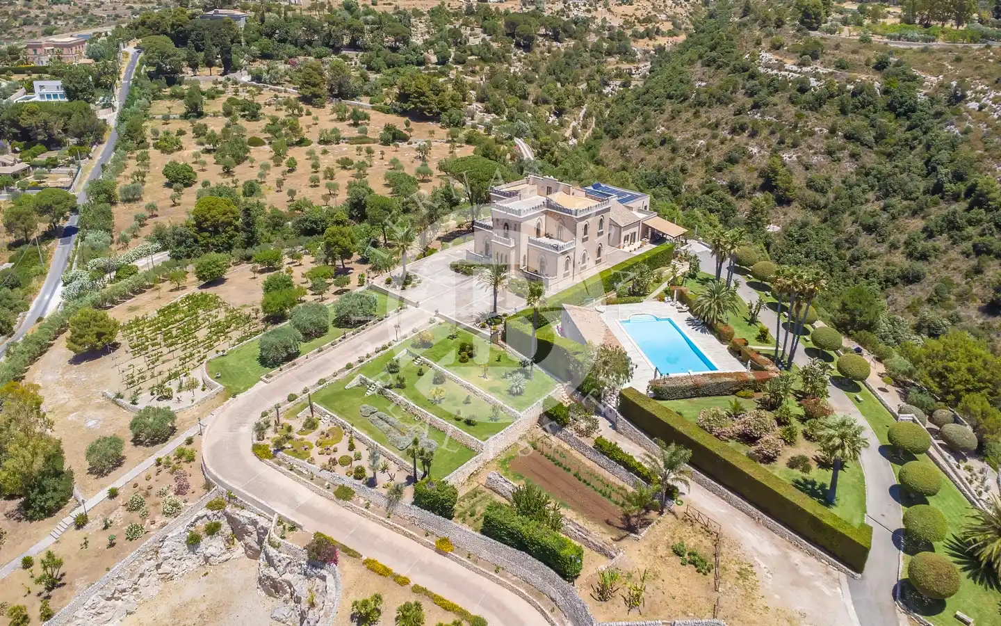 Historic Noble Residence with Park, Pool and Panoramic Views in Prestigious Baroque Noto