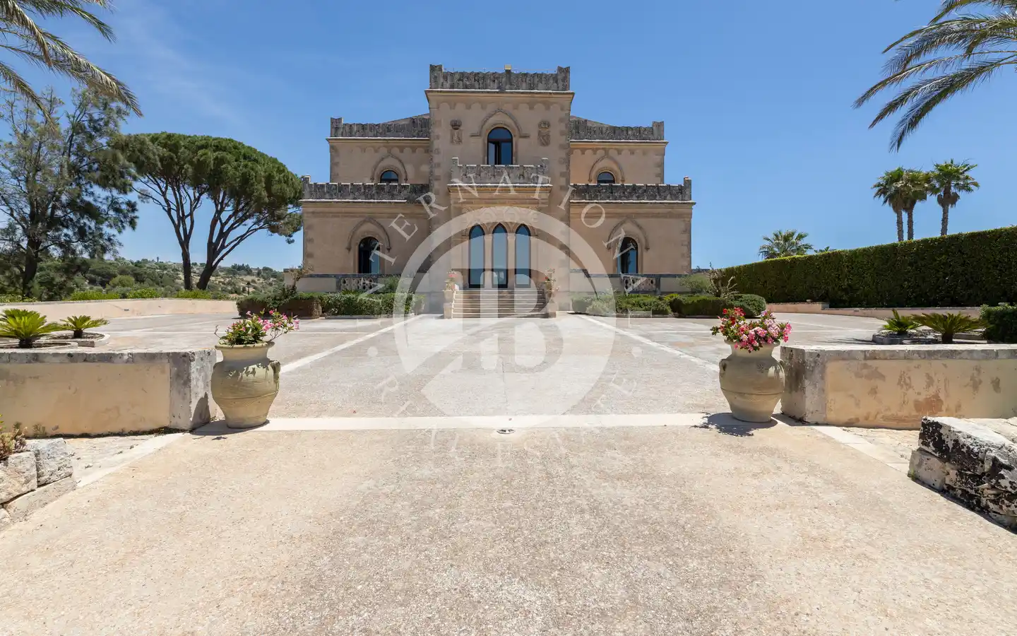 Historic Noble Residence with Park, Pool and Panoramic Views in Prestigious Baroque Noto