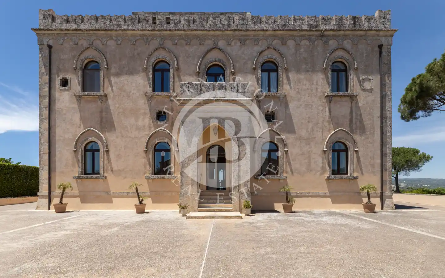 Historic Noble Residence with Park, Pool and Panoramic Views in Prestigious Baroque Noto