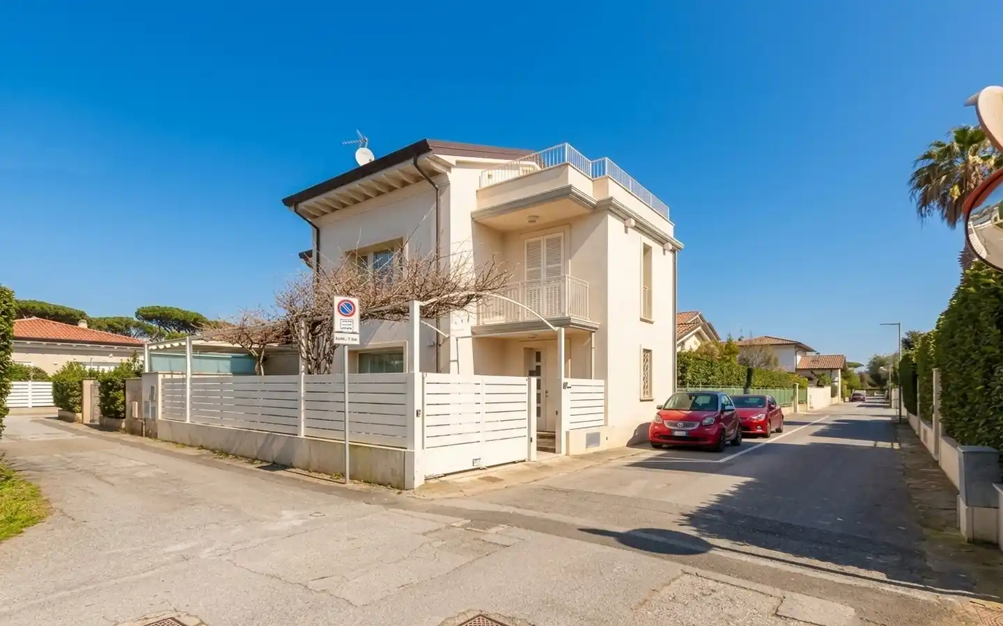 Nybygd villa i strategisk posisjon mellom sjøen og sentrum i Forte Dei Marmi