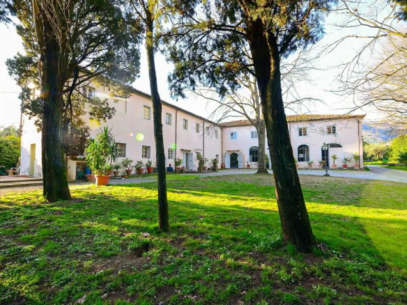 IB 821 Historisk villa med park i Capannori