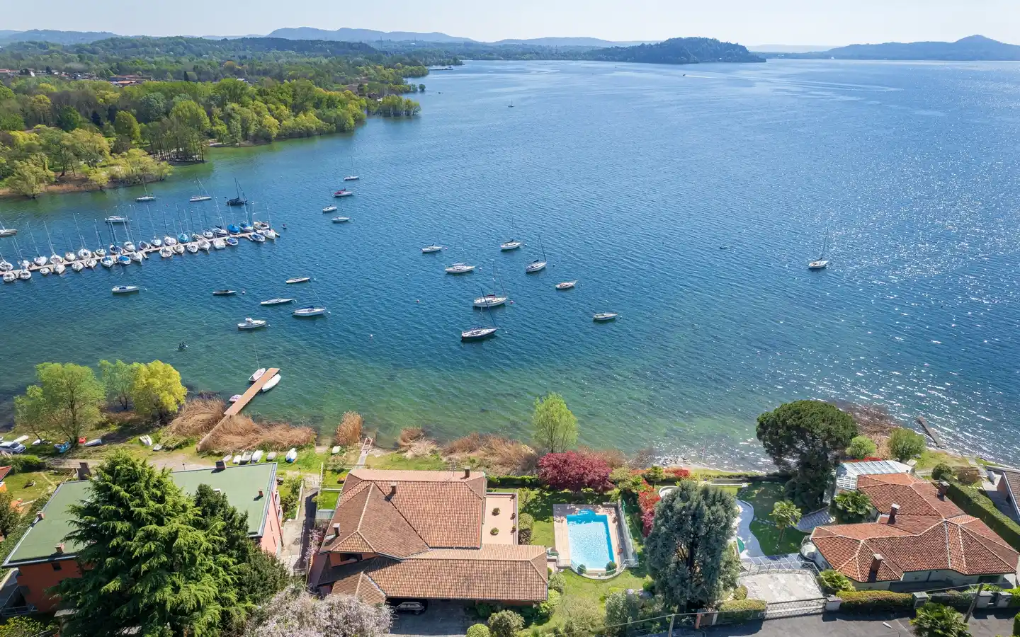 IB 822 Villa fronte lago con Piscina Monvalle