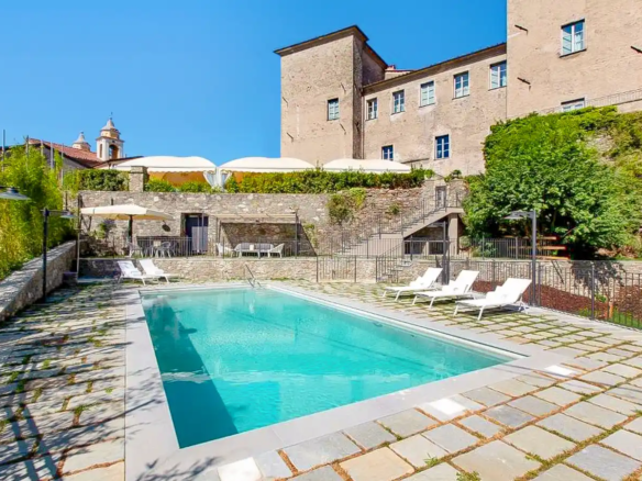 IB 829 Château avec piscine à Pontebosio (1)