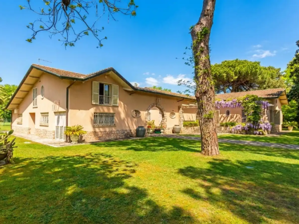 IB 832 Villa with park a few steps from the sea in Massa