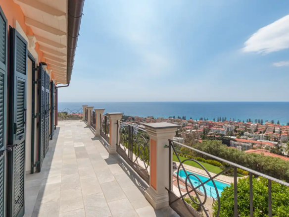 IB 833 Villa met zeezicht en zwembad in Bordighera