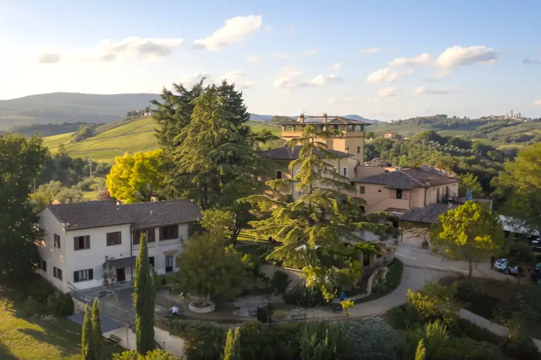 Gård med økologisk drift og svømmebasseng i åsene ved San Gimignano