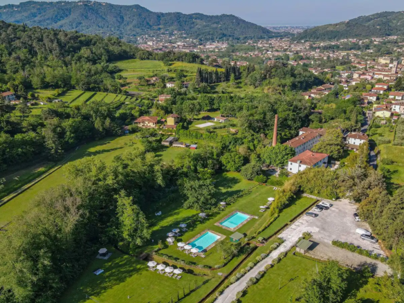 IB 837 Villa fra 1500-tallet med basseng i Camaiore