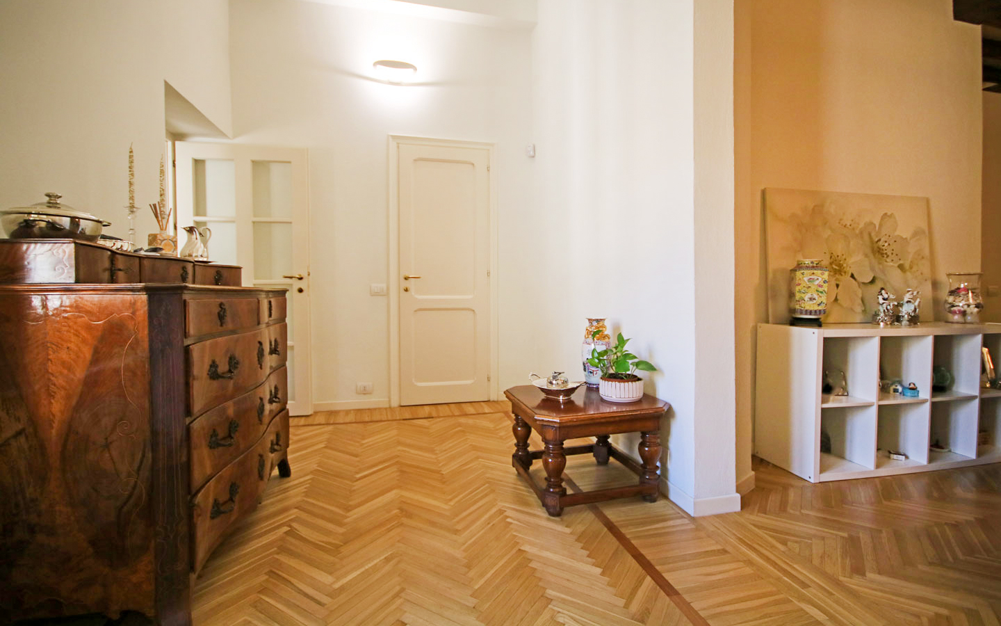 Refined Apartment in Historic Building, Parma City Centre