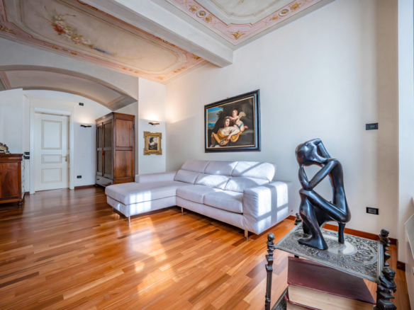 Luxury Apartment in a Historic 17th Century Palace in Parma, Via Cavour