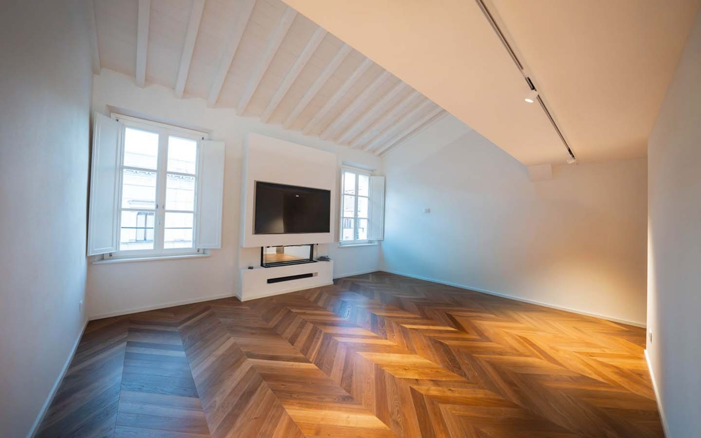Elegant nyrenoverad lägenhet med loft i hjärtat av Parma