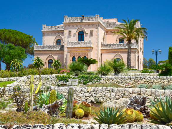 Historic Noble Residence with Park, Pool and Panoramic Views in Prestigious Baroque Noto