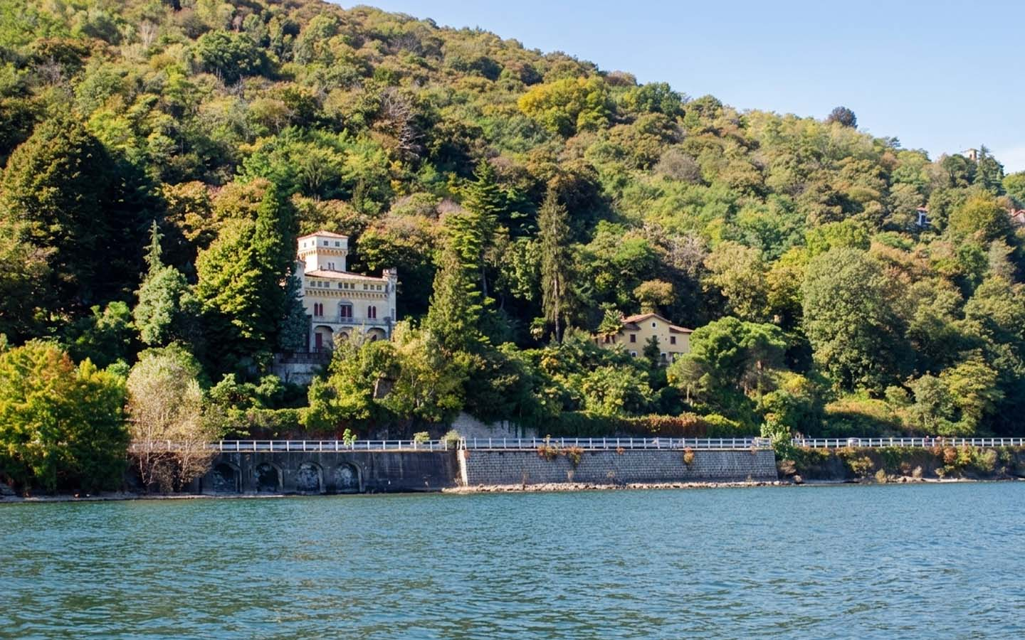Historyczna rezydencja prestiżu z zapierającym dech w piersiach widokiem na jezioro Maggiore