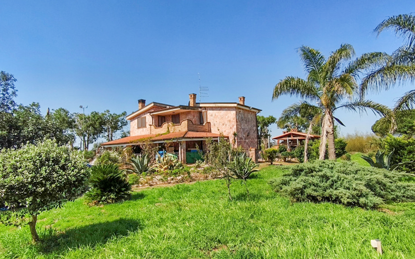 Superbe villa indépendante avec parc privé et petit lac à Manduria