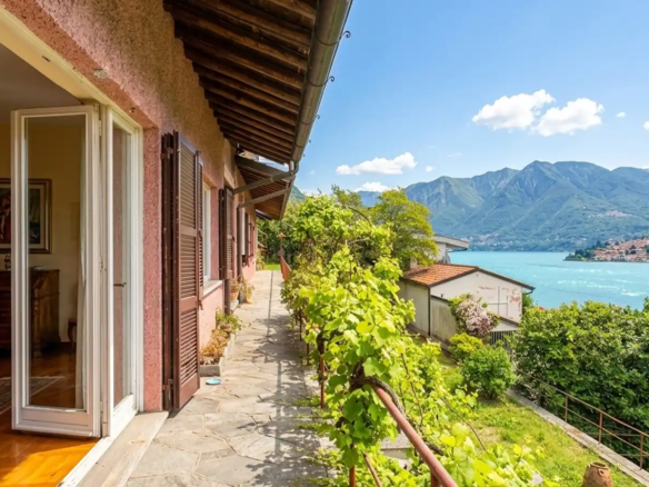 IB 843 Historische villa met uitzicht op het meer in Montrasio (1)