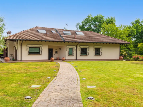 IB 859 Exklusive Villa nahe dem Lago Maggiore Oleggio Castello (1)