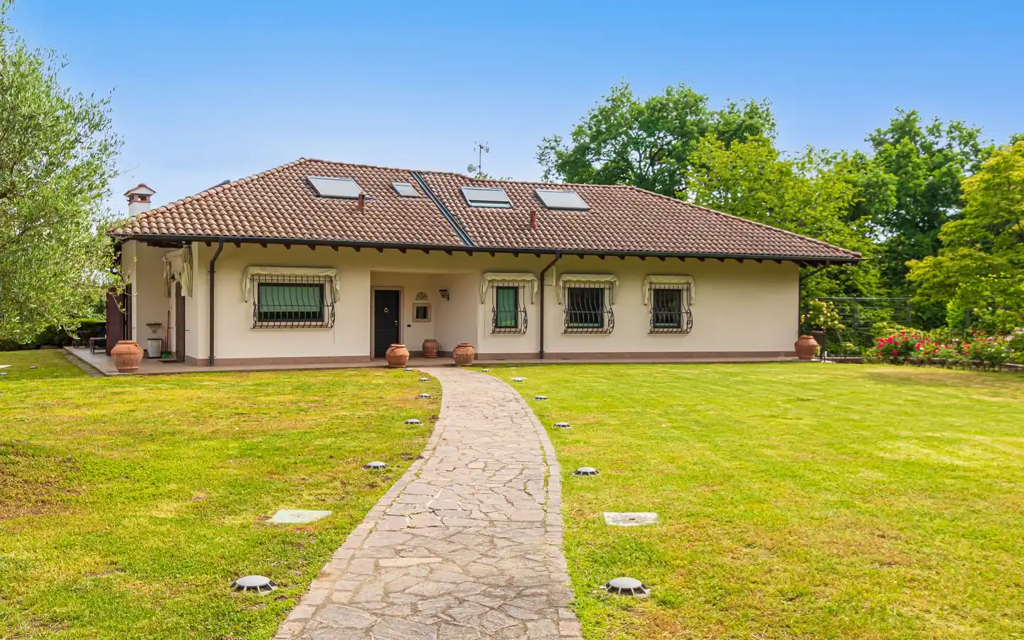 IB 859 Esclusiva Villa vicino al Lago Maggiore Oleggio Castello (1)