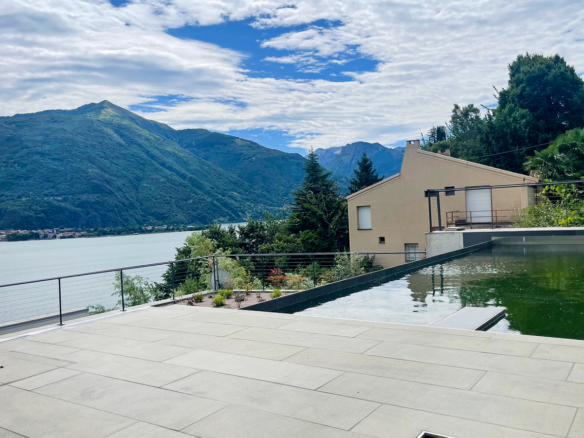 Toppleilighet med sjøutsikt, panoramisk solarium og svømmebasseng i Cremia, Comosjøen