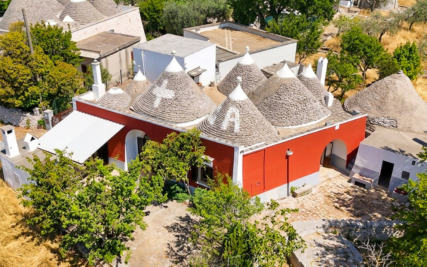 Complesso Di Trulli E Lamie Con Terreno Pertinenziale Nell’Agro Di Locorotondo